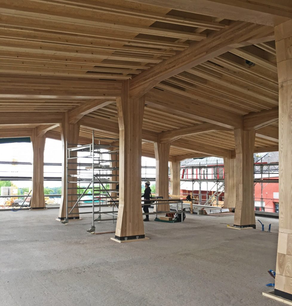 Gastronomiegebäude Ekkharthof, aufgeräumte Säulenhalle vor Aufrichtfeier