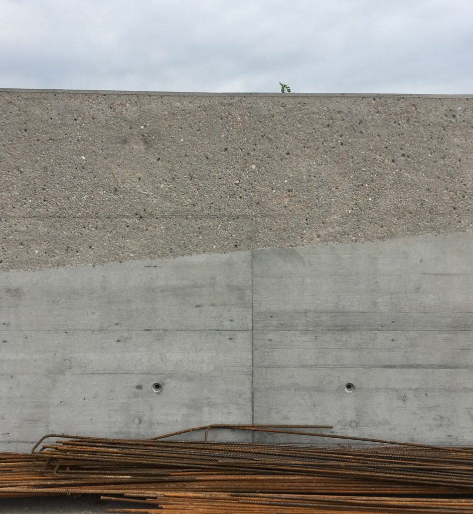 Gastronomiegebäude Ekkharthof, Stützmauer aus RC-Beton
